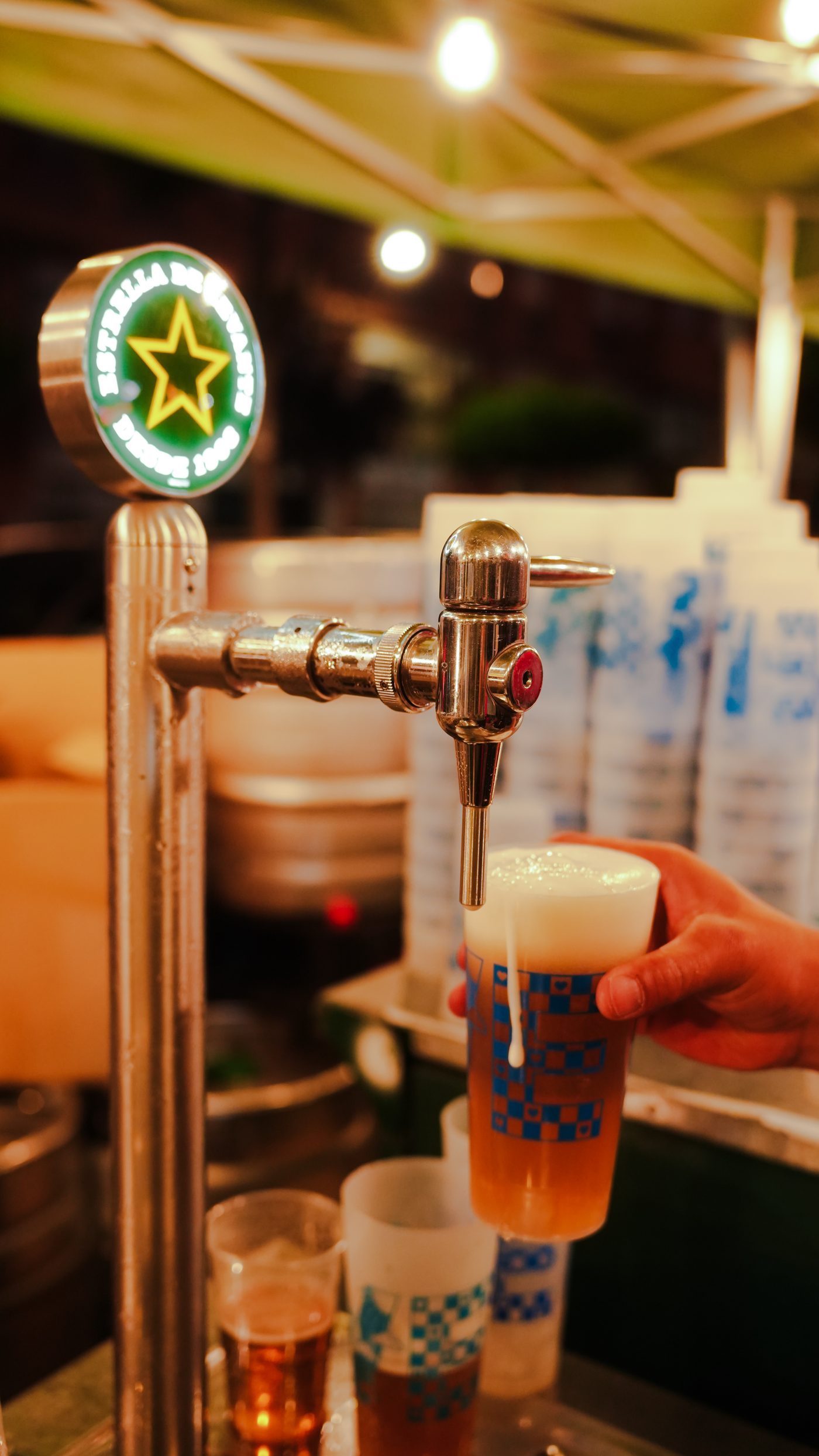 Un grifo de Estrella de Levante sirviendo cerveza en The Burger Land de Yecla