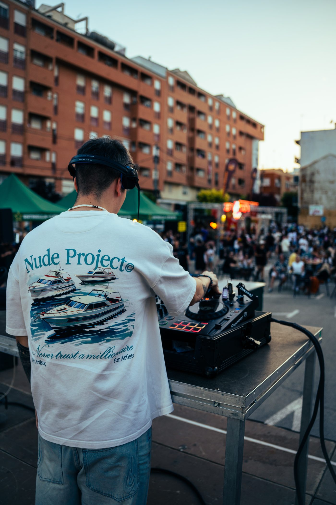 Un DJ pincha al atardecer ante el público de The Burger Land en Yecla