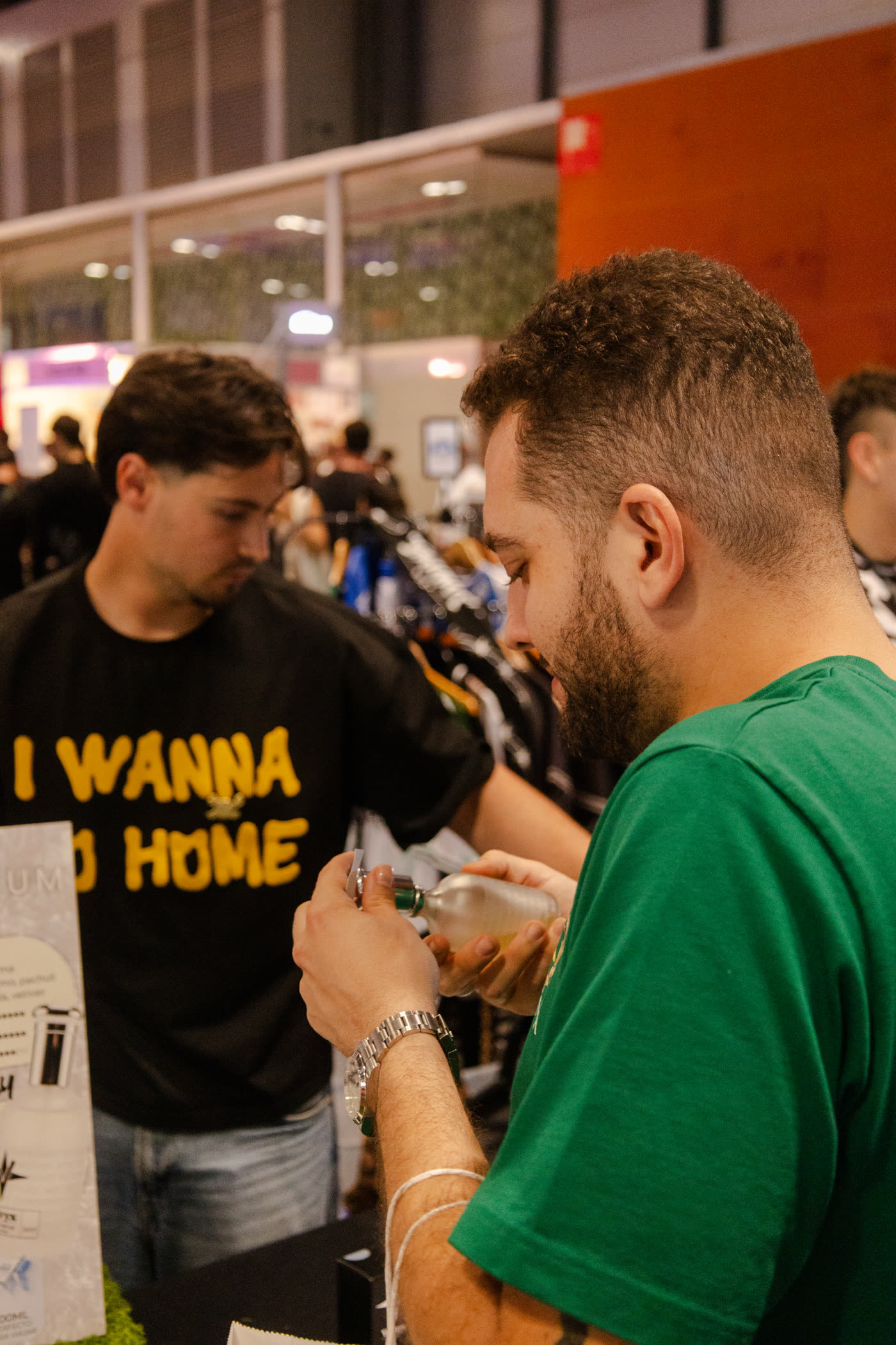 Un visitante oliendo el perfume de Velvyx durante el evento