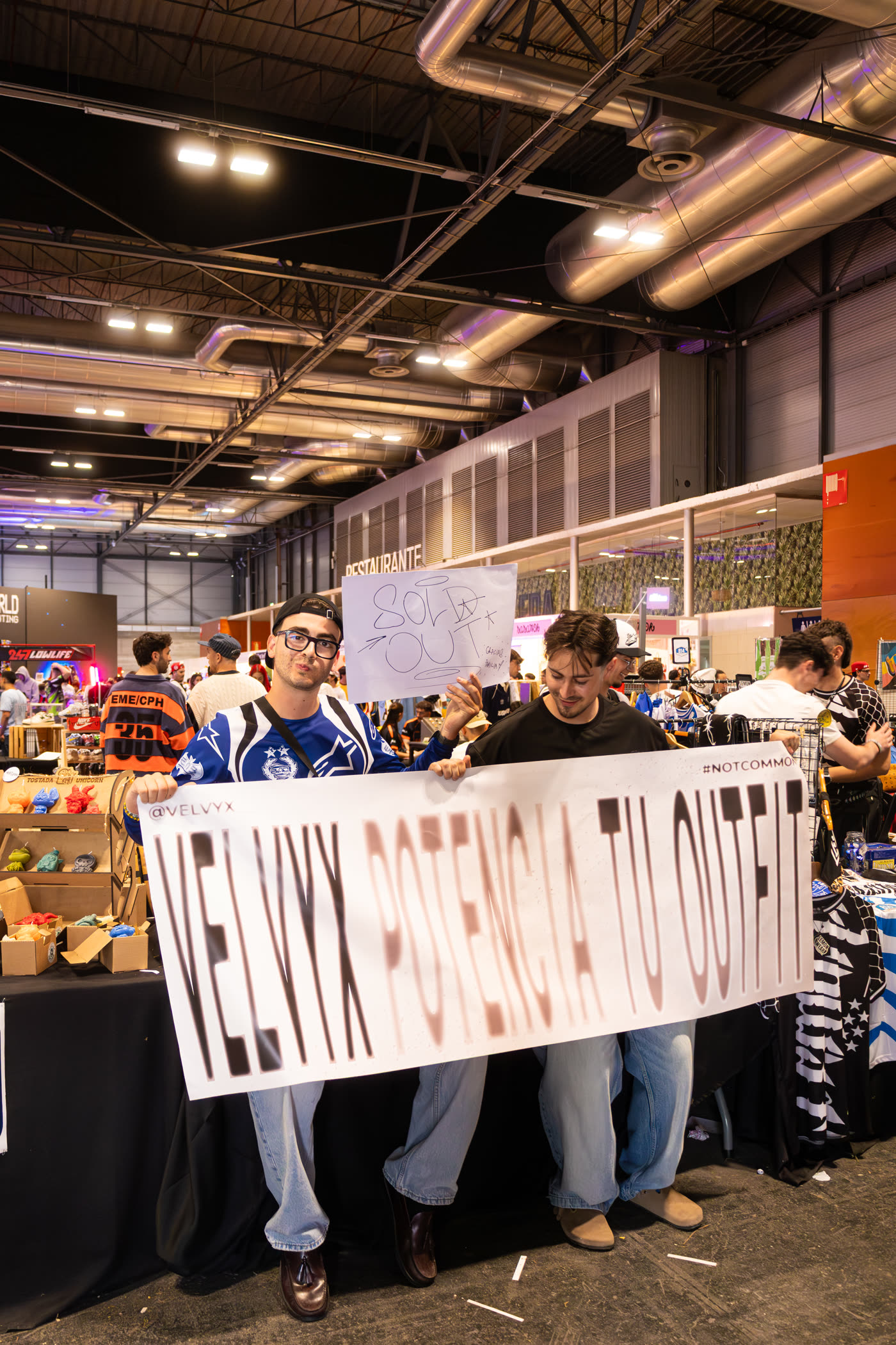 El equipo de Velvyx con el cartel «Velvyx potencia tu outfit» y el aviso de agotado